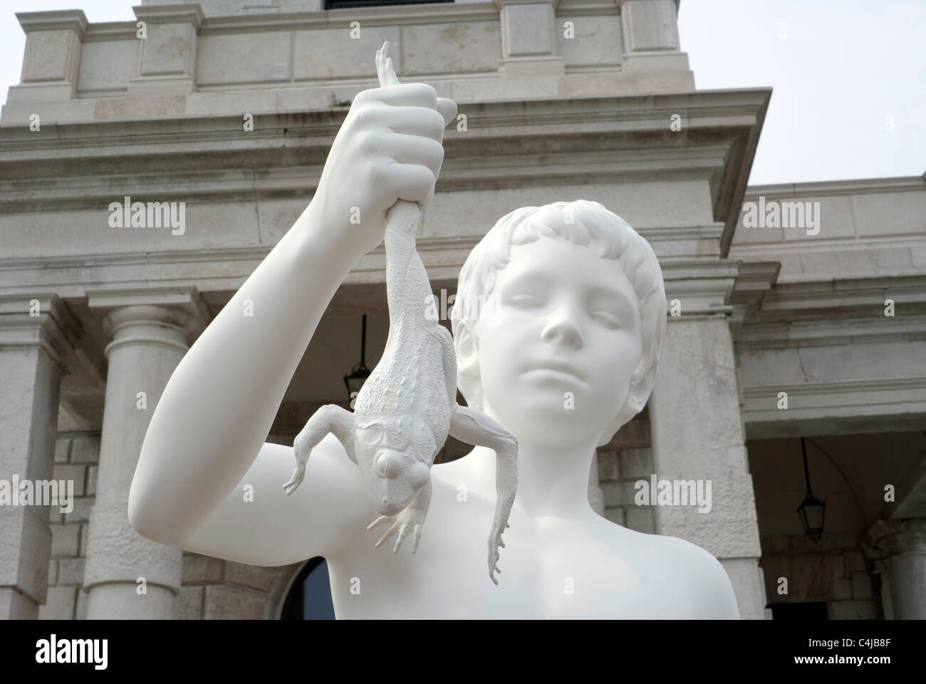 Charles Ray's "Garçon avec une grenouille' (2009) sur la Punta della Dogana, à l'entrée du Grand Canal, à Venise, Italie Banque D'Images