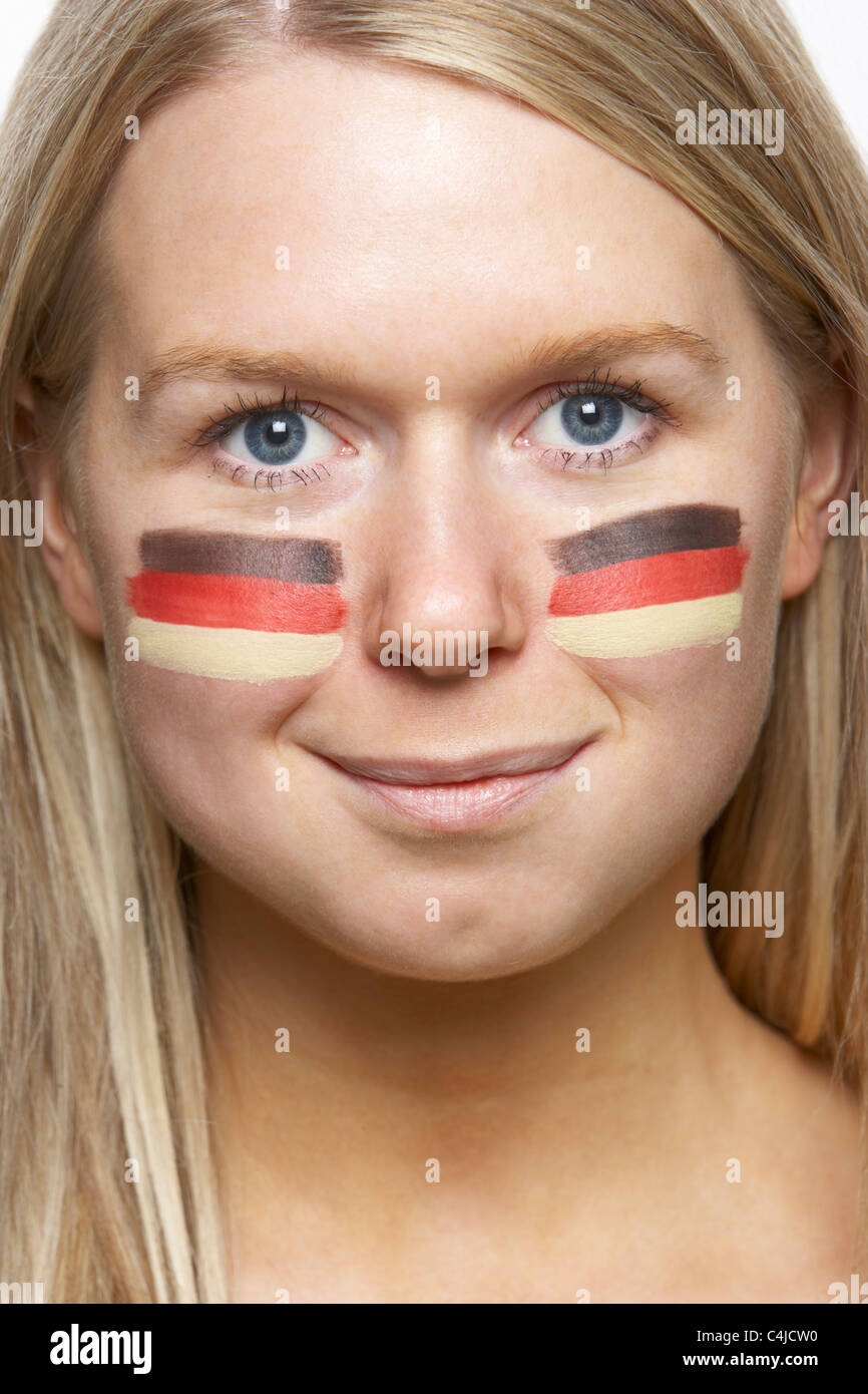 Jeune femme fan de sport avec drapeau allemand peint sur le visage Banque D'Images