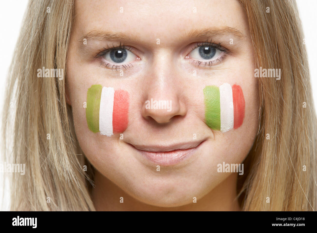 Jeune femme fan de sport avec drapeau italien peint sur le visage Banque D'Images