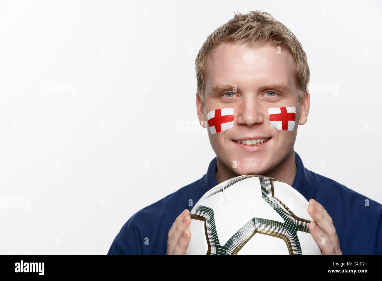 Jeune homme amateur de football avec St Georges Flag Painted On Face Banque D'Images