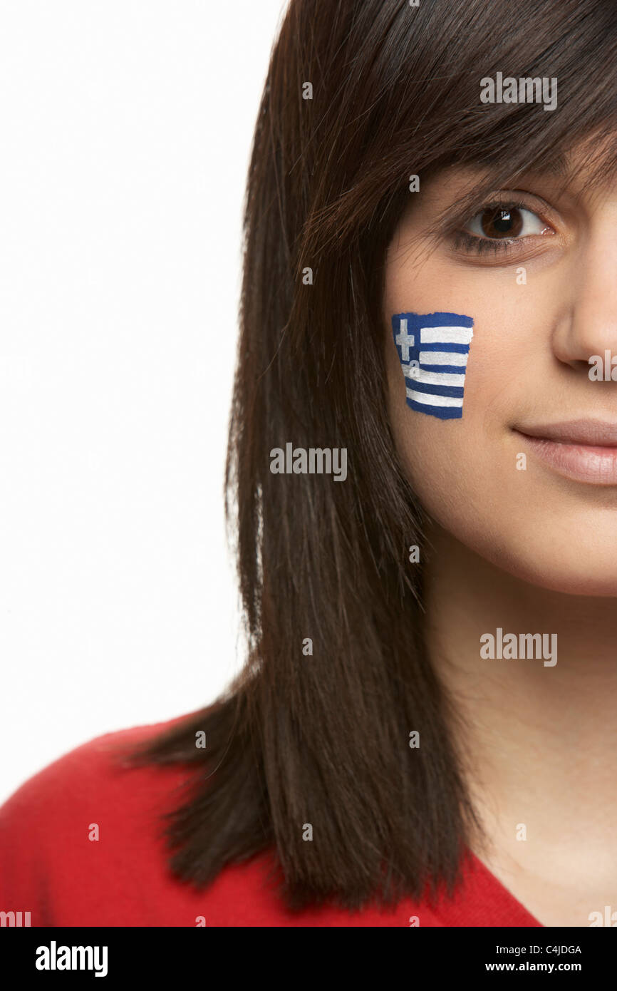 Jeune femme fan de sport avec drapeau grec peint sur le visage Banque D'Images