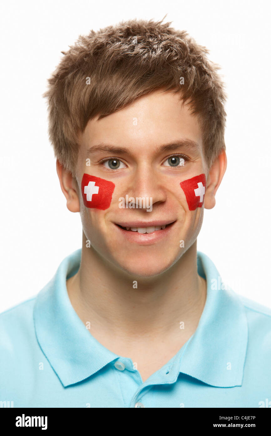 Jeune homme sportif avec drapeau suisse peint sur le visage Banque D'Images