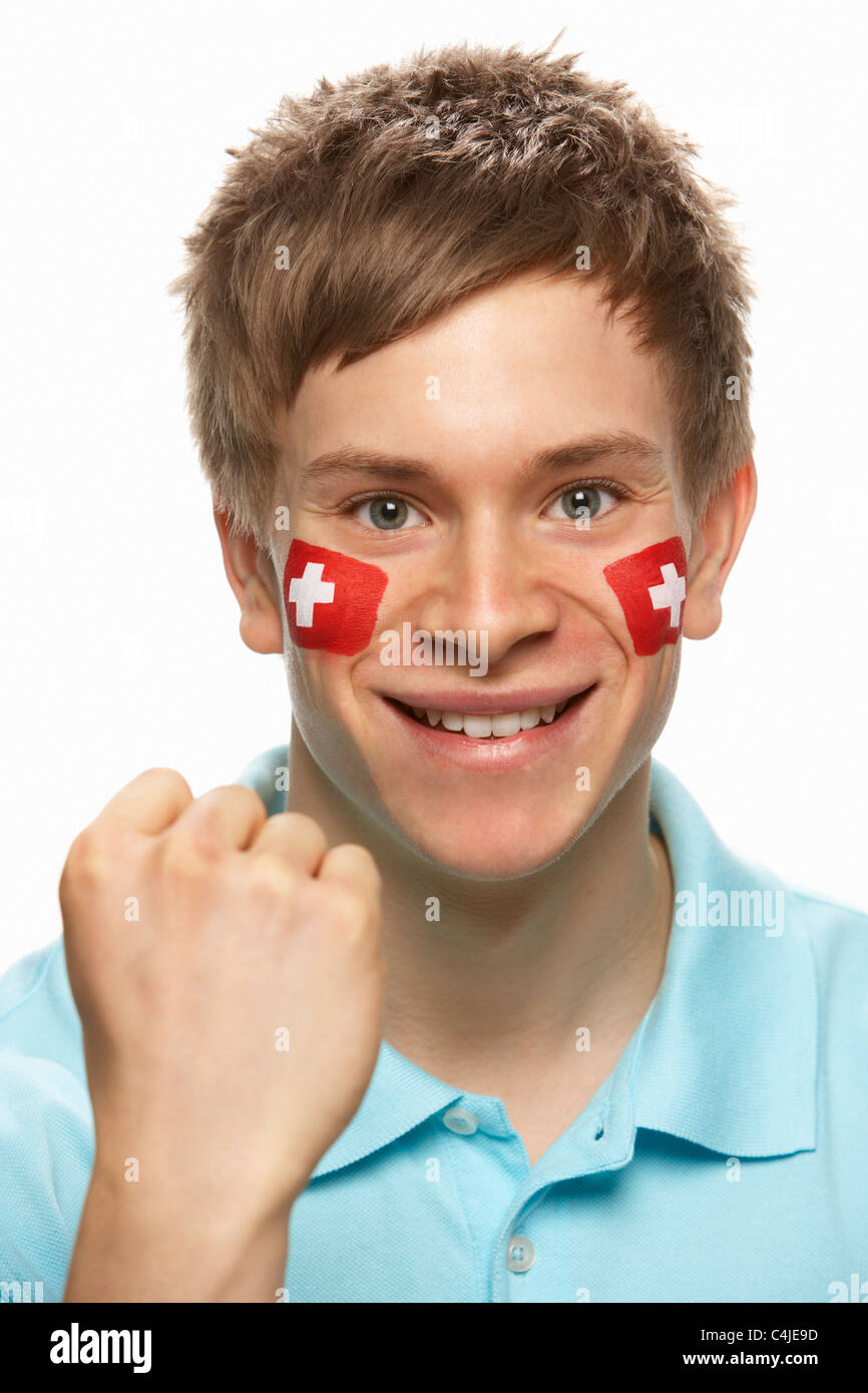 Jeune homme sportif avec drapeau suisse peint sur le visage Banque D'Images