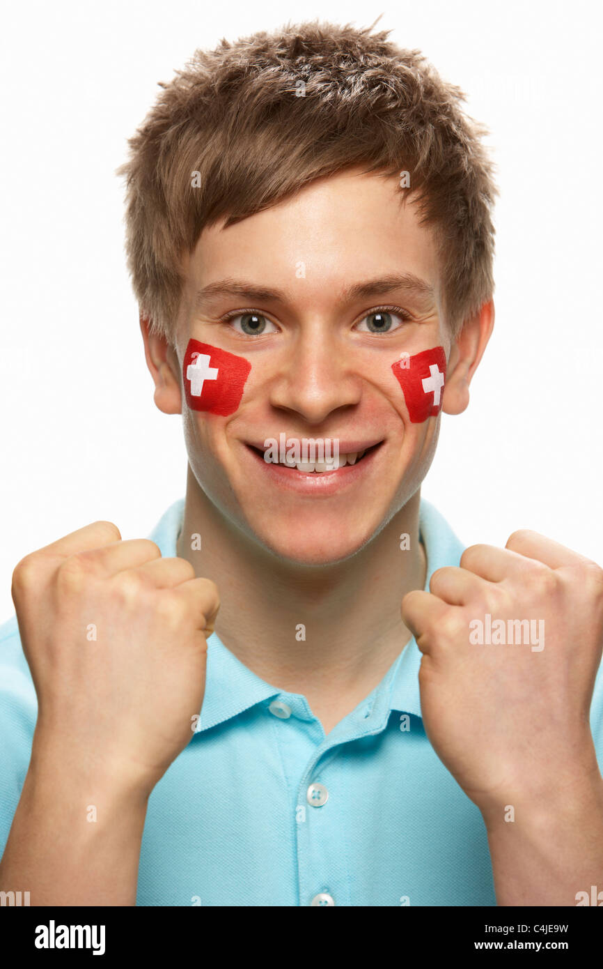 Jeune homme sportif avec drapeau suisse peint sur le visage Banque D'Images