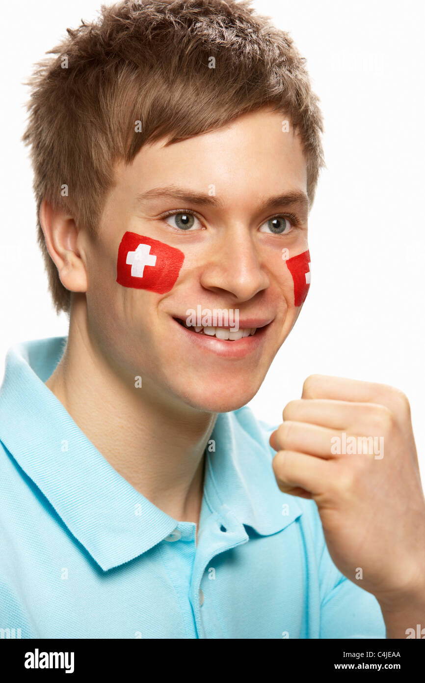 Jeune homme sportif avec drapeau suisse peint sur le visage Banque D'Images