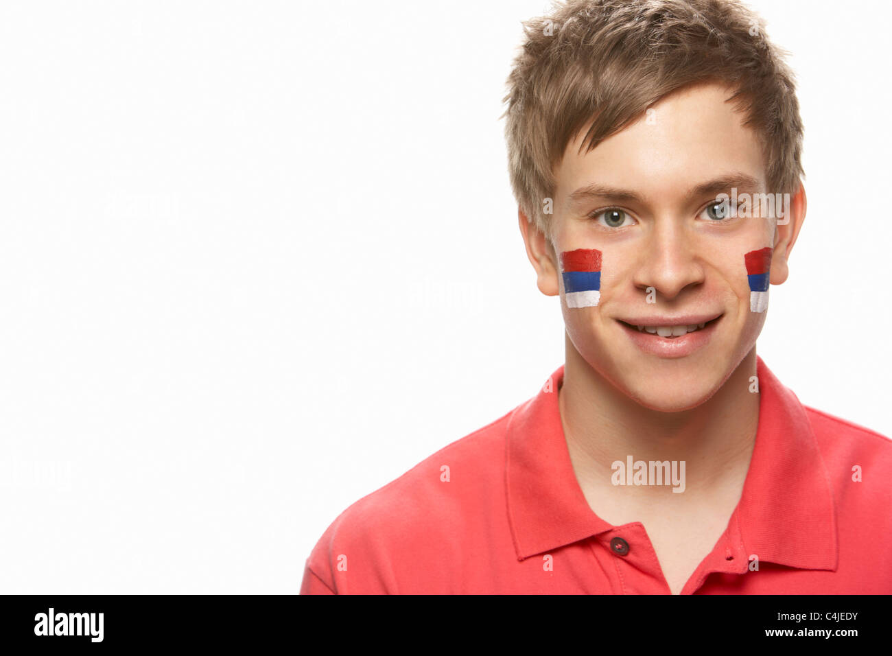 Jeune homme sportif avec drapeau serbe sur le visage peint Banque D'Images