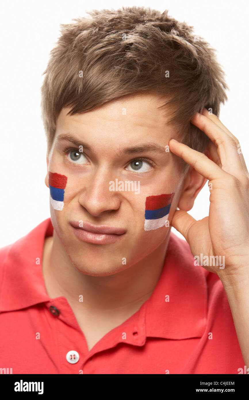 Jeune homme déçu Sports Fan avec drapeau serbe sur le visage peint Banque D'Images