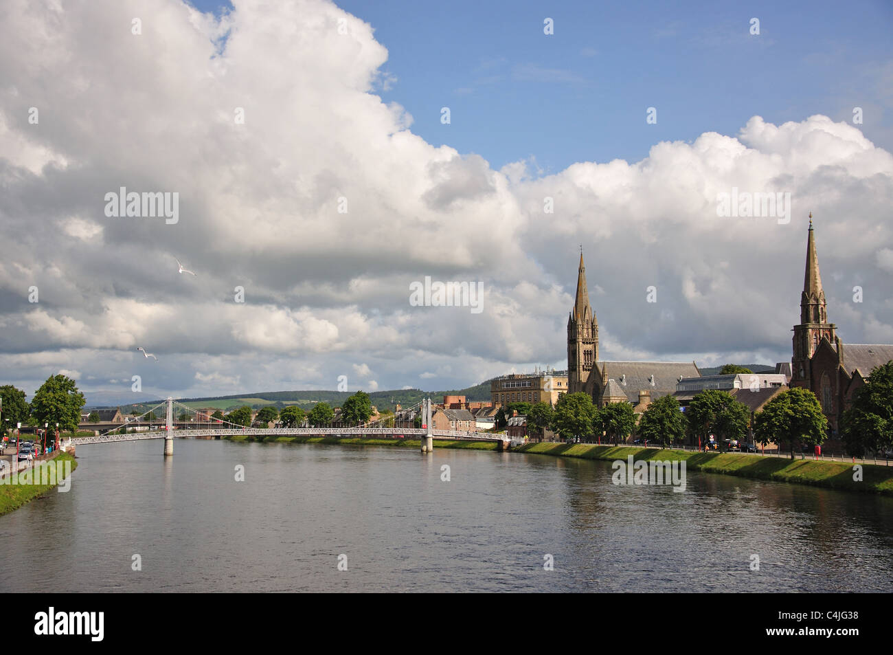 Vue sur la ville à travers rivière Ness, Inverness, Highlands, Écosse, Royaume-Uni Banque D'Images