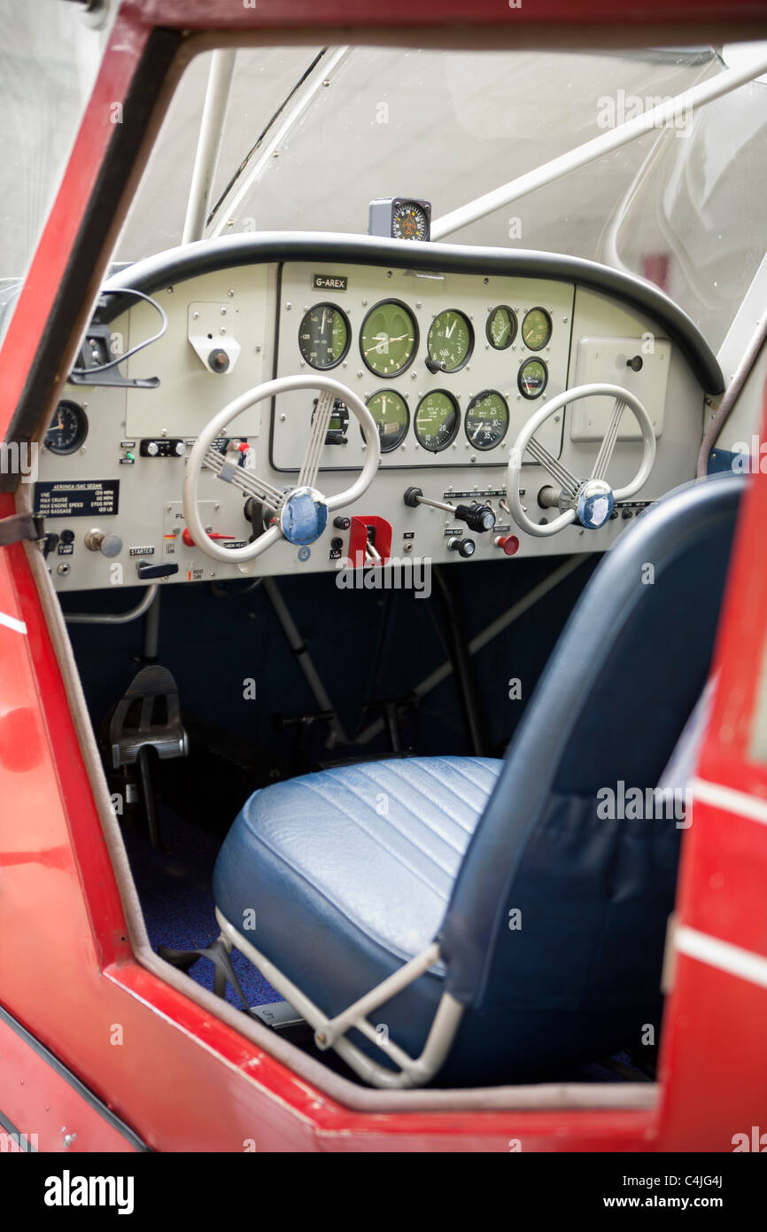 Lumière rouge Berline Aeronca Aircraft Avion Cockpit Banque D'Images