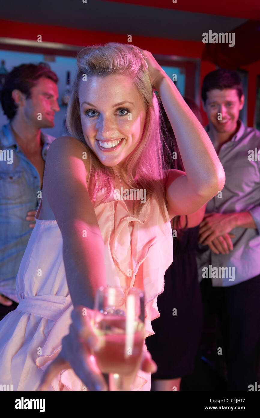 Young Woman Having Fun In Busy Bar Banque D'Images