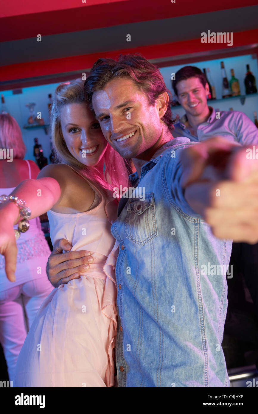 Couple Having Fun In Busy Bar Banque D'Images