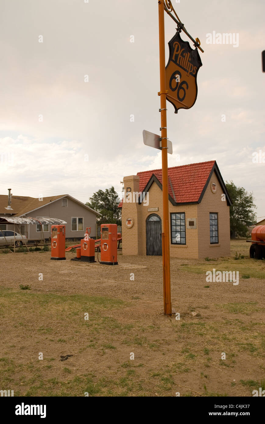 Extérieur de la station-service historique Phillips 66 avec enseigne et pompes à essence orange à McLean, Texas, États-Unis, fermée en 1977. Banque D'Images Extérieur de la station-service historique Phillips 66 avec enseigne et pompes à essence orange à McLean, Texas, États-Unis, fermée en 1977. Banque D'Images