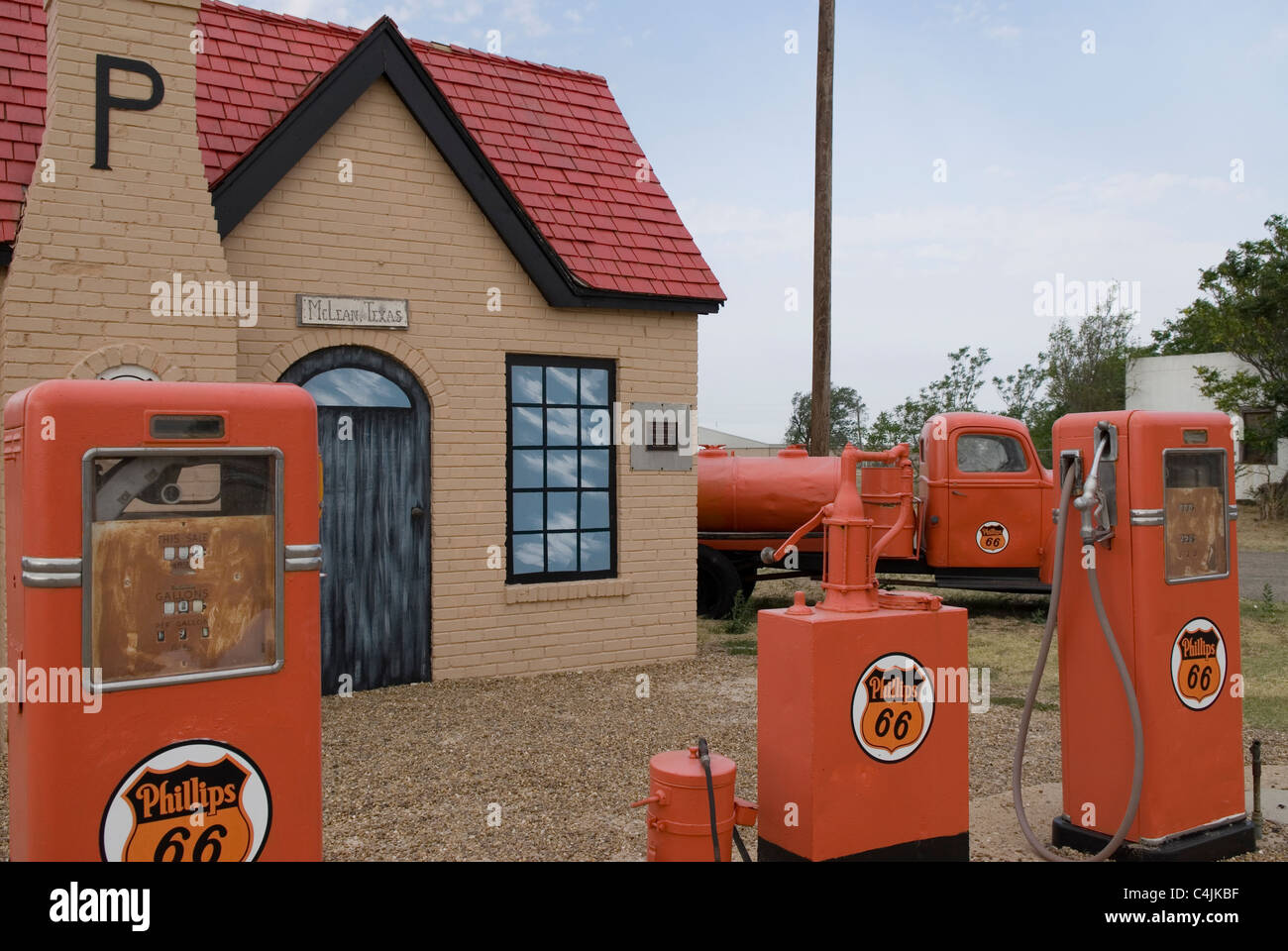 Gros plan de l'extérieur de la station-service historique Phillips 66 avec pompes à essence orange et camion vintage orange à McLean, Texas, États-Unis, fermée en 1977. Banque D'Images Gros plan de l'extérieur de la station-service historique Phillips 66 avec pompes à essence orange et camion vintage orange à McLean, Texas, États-Unis, fermée en 1977. Banque D'Images