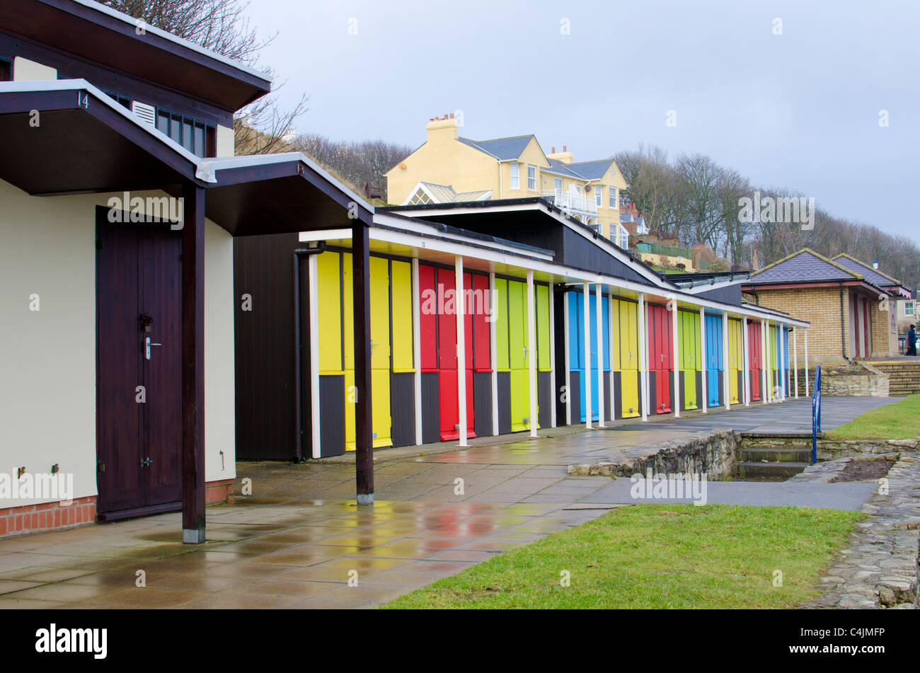 Cabines de plage en hiver, après une douche à Filey, East Riding of Yorkshire, UK Banque D'Images