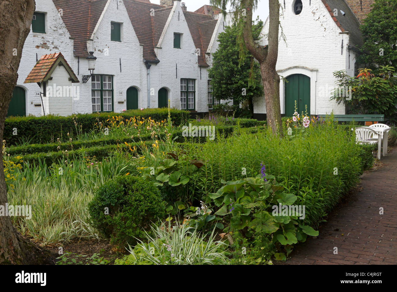 Godshuis de Meulenaere, Bruges, Belgique. La jolie cour avec jardin. Banque D'Images