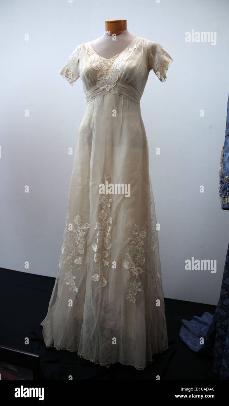 La robe de GRACE KELLY SWAN DEBBIE REYNOLDS HOLLYWOOD MEMORABILIA AUCTION PREVIEW BEVERLY HILLS LOS ANGELES CALIFORNIA US Banque D'Images