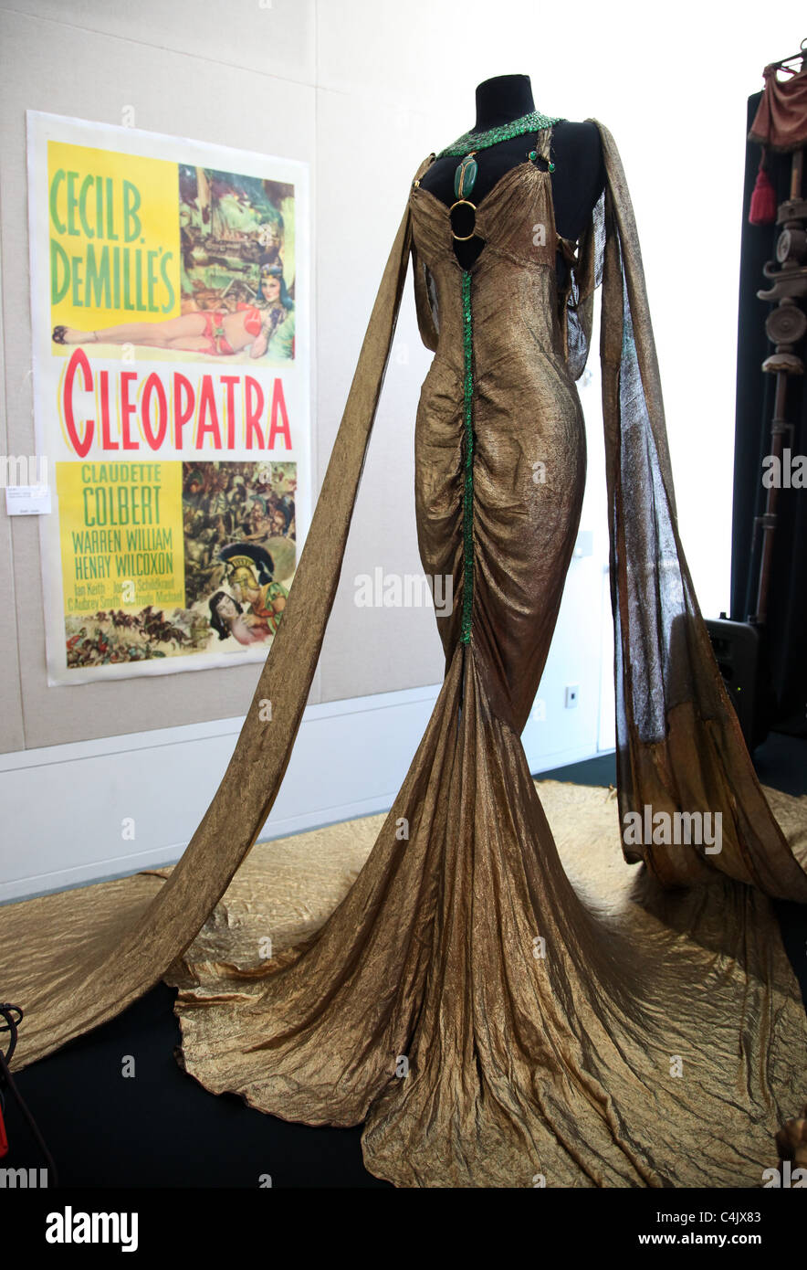 CLAUDETTE COLBERT DRESS DE CLEOPATRA DEBBIE REYNOLDS HOLLYWOOD MEMORABILIA AUCTION PREVIEW BEVERLY HILLS LOS ANGELES CALIFOR Banque D'Images