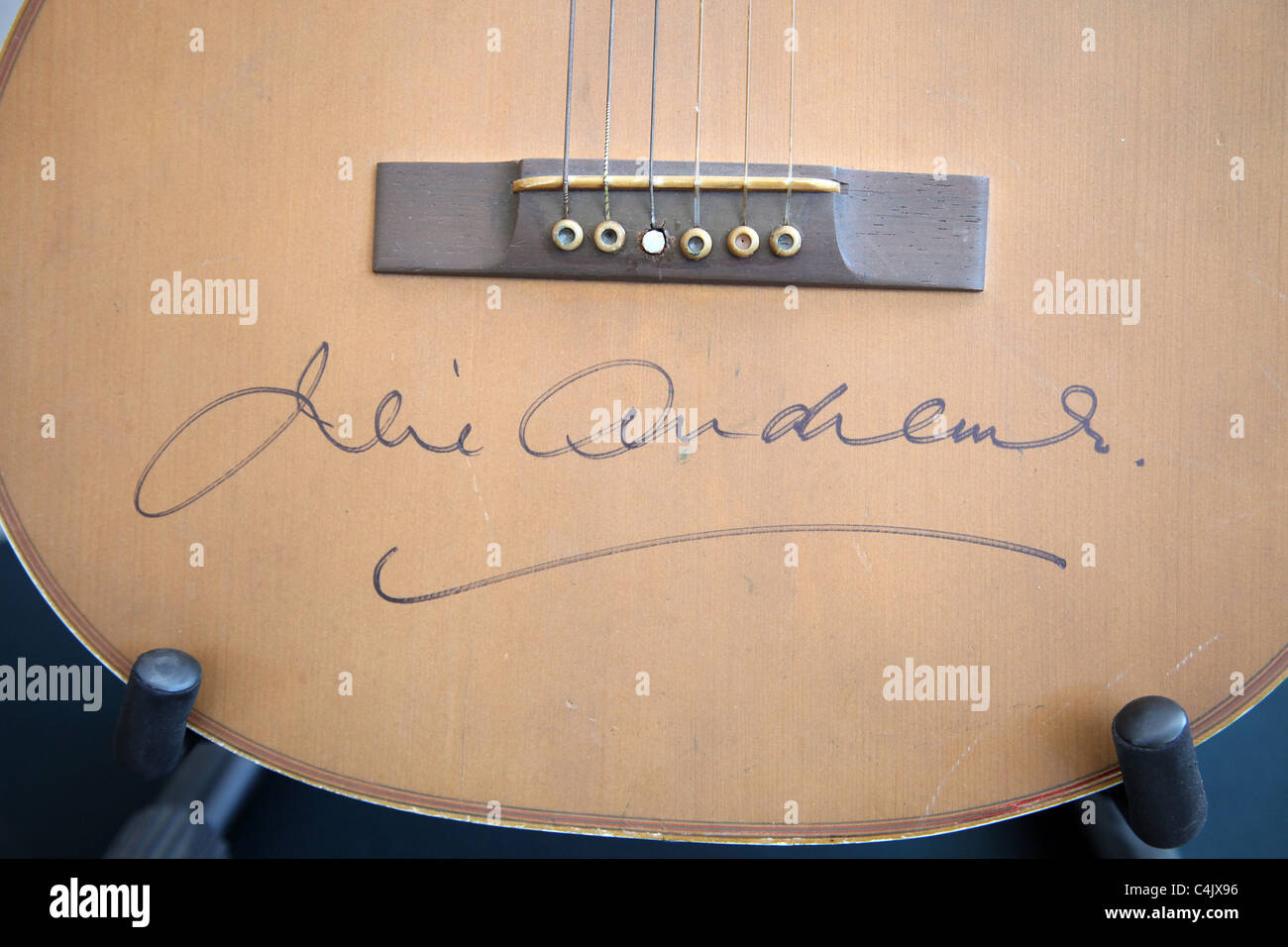 JULIE ANDREWS DE GUITARE LE SON DE LA MUSIQUE DEBBIE REYNOLDS HOLLYWOOD MEMORABILIA AUCTION PREVIEW BEVERLY HILLS LOS ANGELES C Banque D'Images