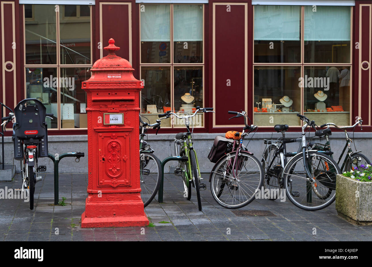 Postbox et vélos en face de la musée du diamant à Bruges, Belgique Banque D'Images