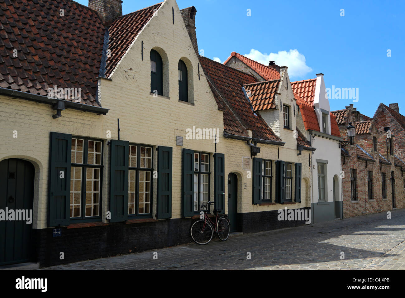 Rolweg est une jolie rue qui mène du centre-ville au parc sur l'ancien "sten", ou des remparts, Bruges, Belgique Banque D'Images
