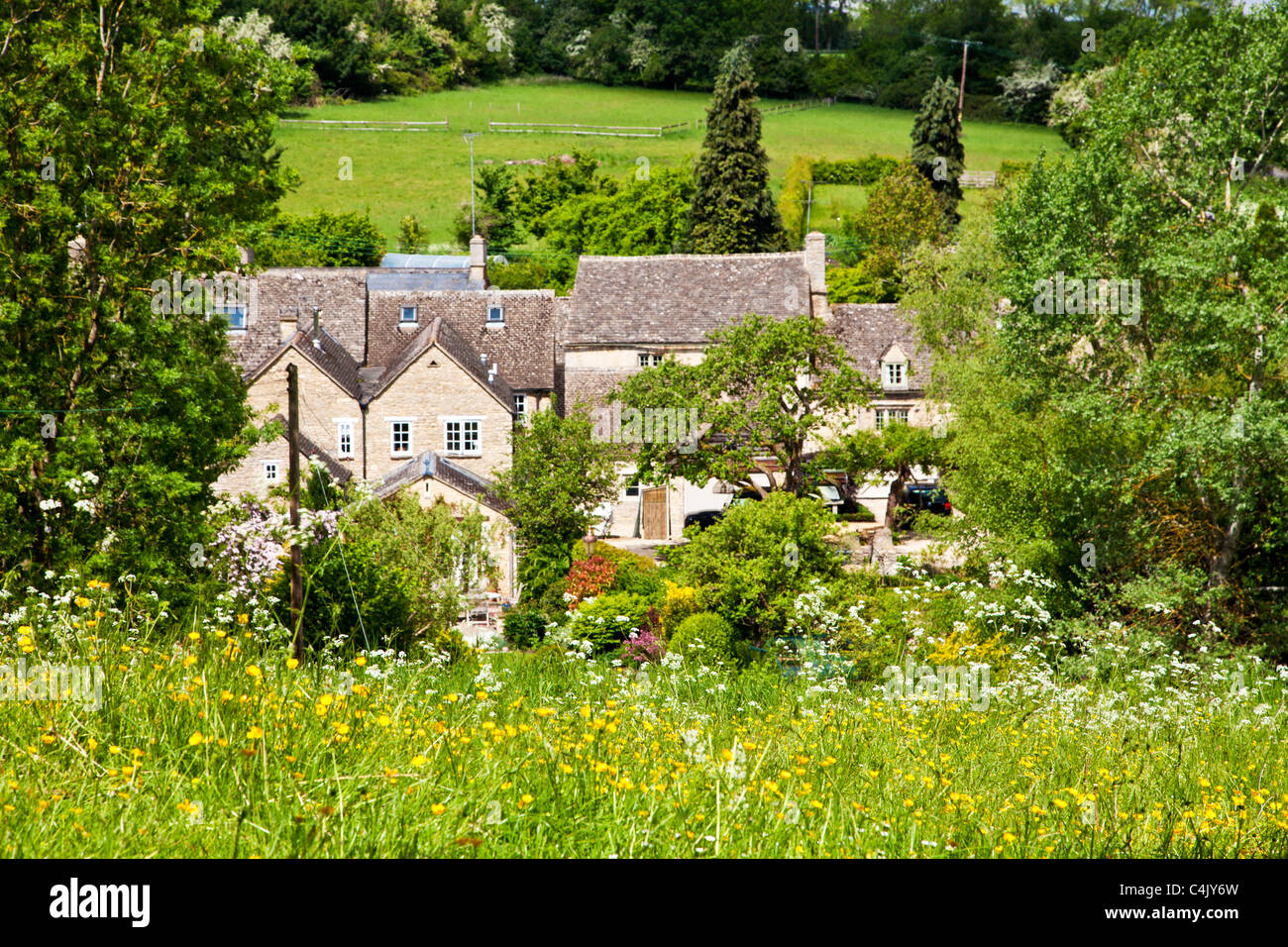 Maisons et chalets dans le joli village de Cotswold Shilton, Oxfordshire, England, UK lors d'une journée ensoleillée au printemps Banque D'Images