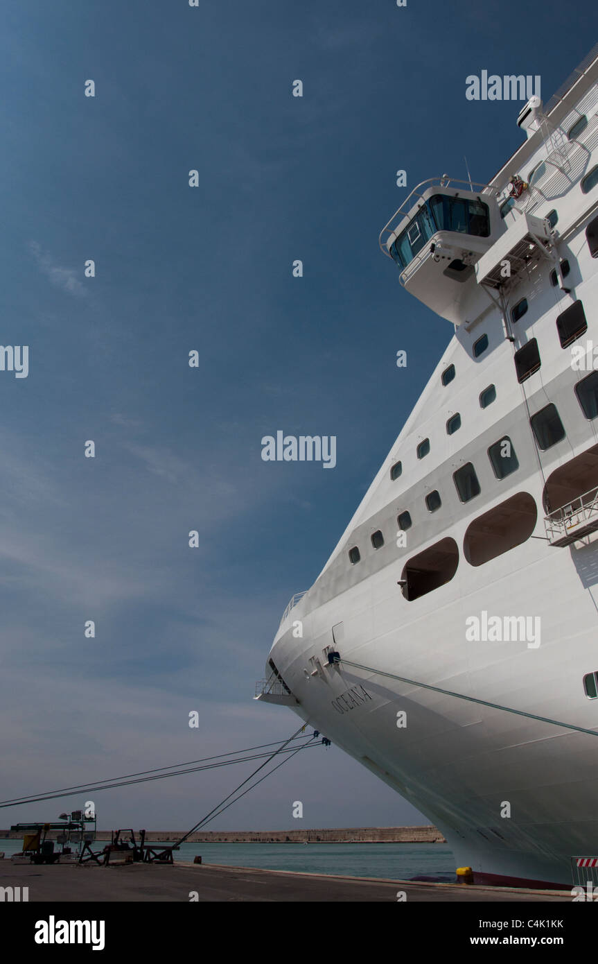 Le P&O cruise ship "Oceana" amarré dans le port de Livourne, Italie. Banque D'Images