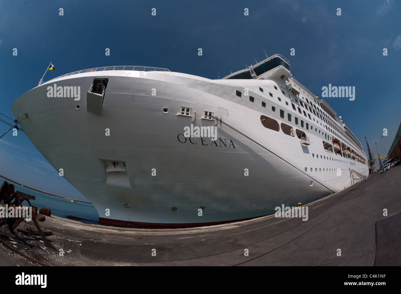Une photographie fisheye de la P&O cruise ship "Oceana" amarré dans le port de Livourne, Italie. Banque D'Images