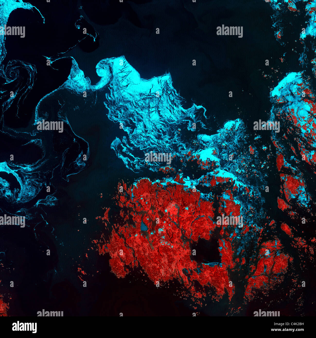 Photo satellite de sorbet (turquoise) dans les eaux froides de la Mer baltique à proximité les îles Aland entre la Suède et la Finlande. Banque D'Images