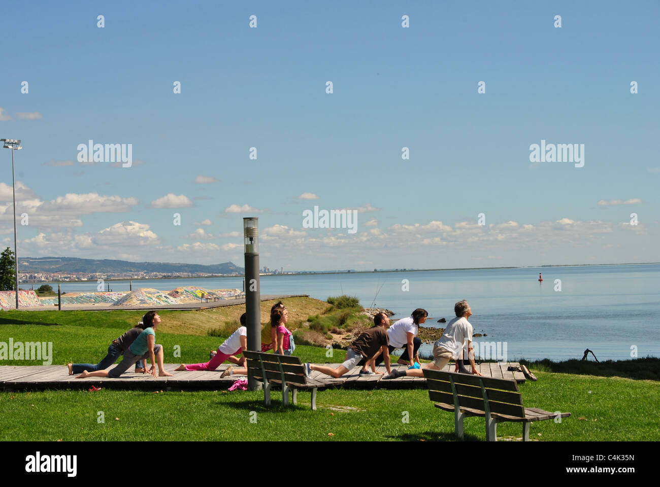 Les praticiens de yoga au Parque das Nações, Lisbonne - Portugal Banque D'Images