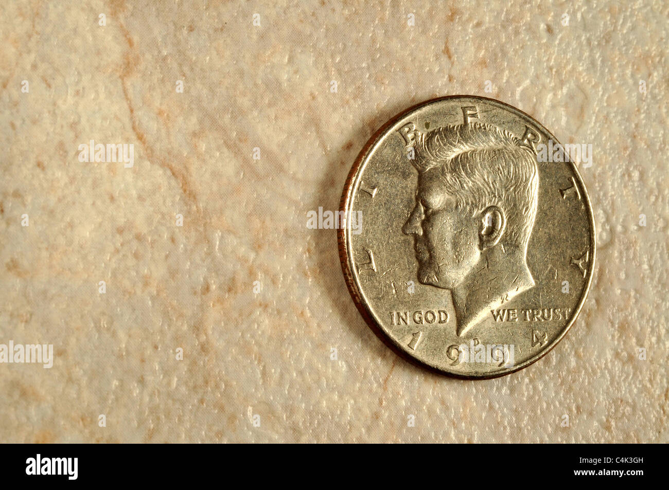 Une pièce de 50 cent est au-dessus d'un dessus de table Banque D'Images