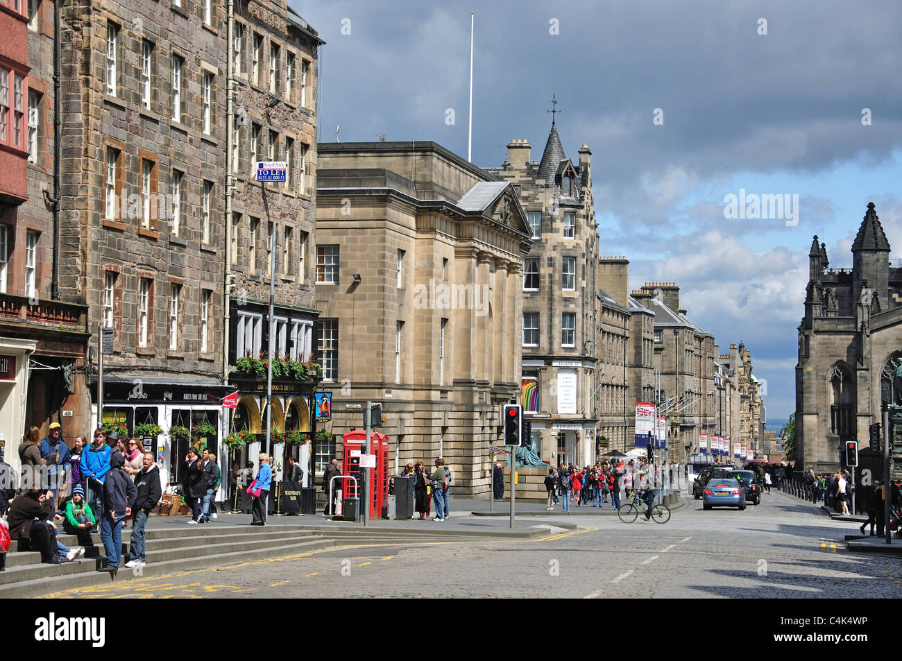 Vue vers le bas du Royal Mile, Vieille Ville, Edinburgh, Lothian, Ecosse, Royaume-Uni Banque D'Images