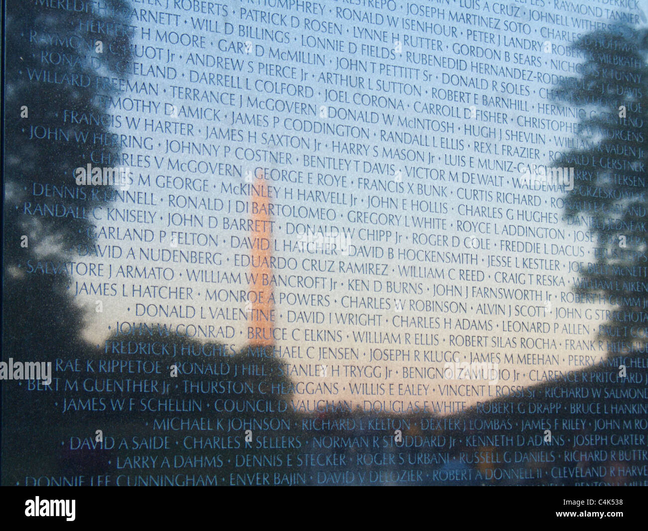 Washington DC, le Vietnam War Memorial à Washington Monument reflété Banque D'Images