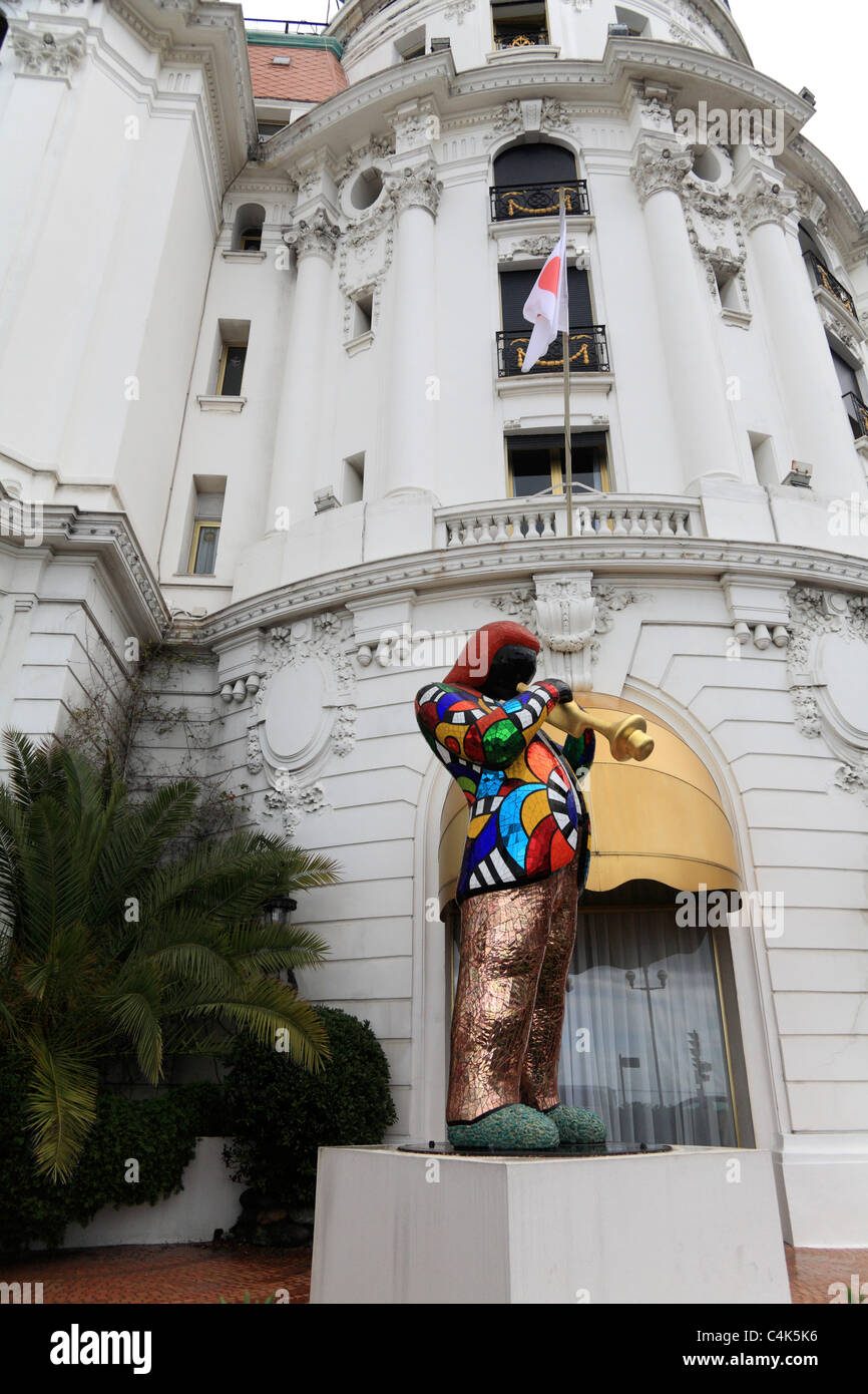 Sculpture de trompettiste de jazz Miles Davis à l'extérieur de l'Art Deco Hotel Negresco sur la Promenade des Anglais Nice France Banque D'Images