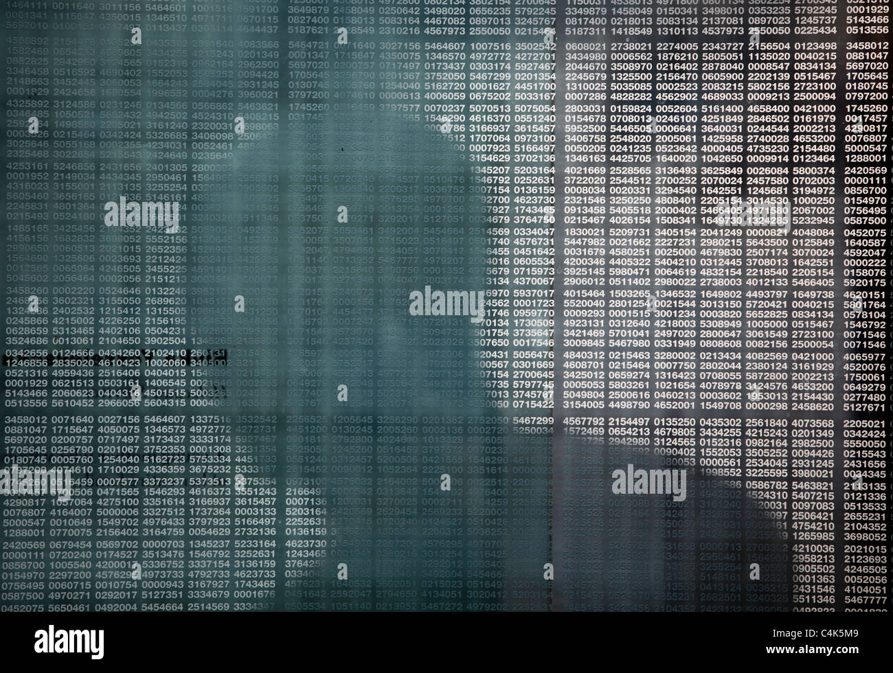 L'ombre d'une personne est moulé sur les chiffres gravés dans le mémorial de l'Holocauste dans la région de Boston, Massachusetts Banque D'Images