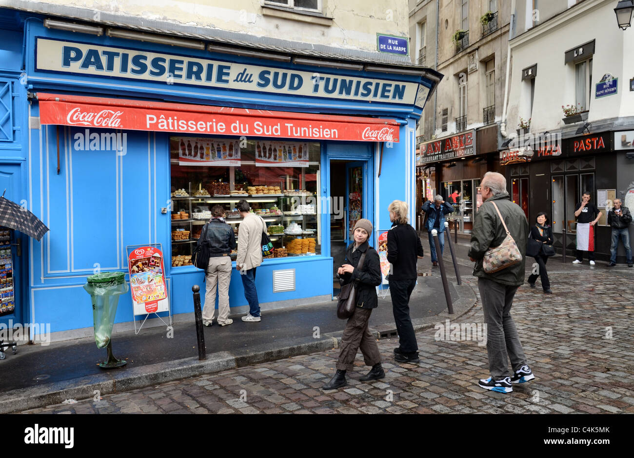 Patisserie du Sud Tunisien sur la Rue de la Harpe dans le Quartier Latin de Paris, France. Banque D'Images