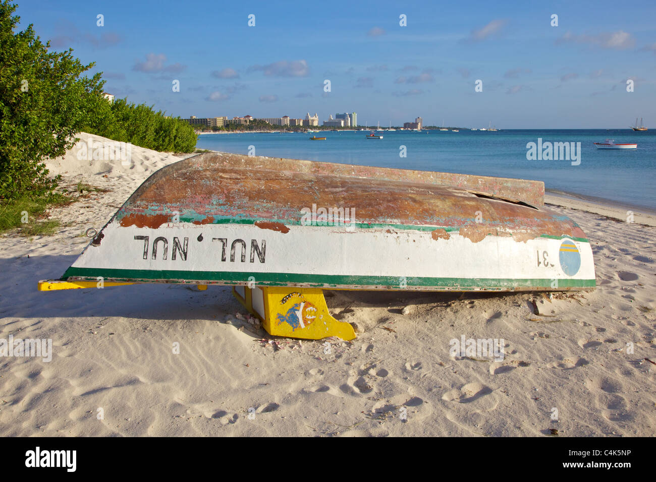 Abandonner le navire sur la plage dans les Caraïbes Banque D'Images