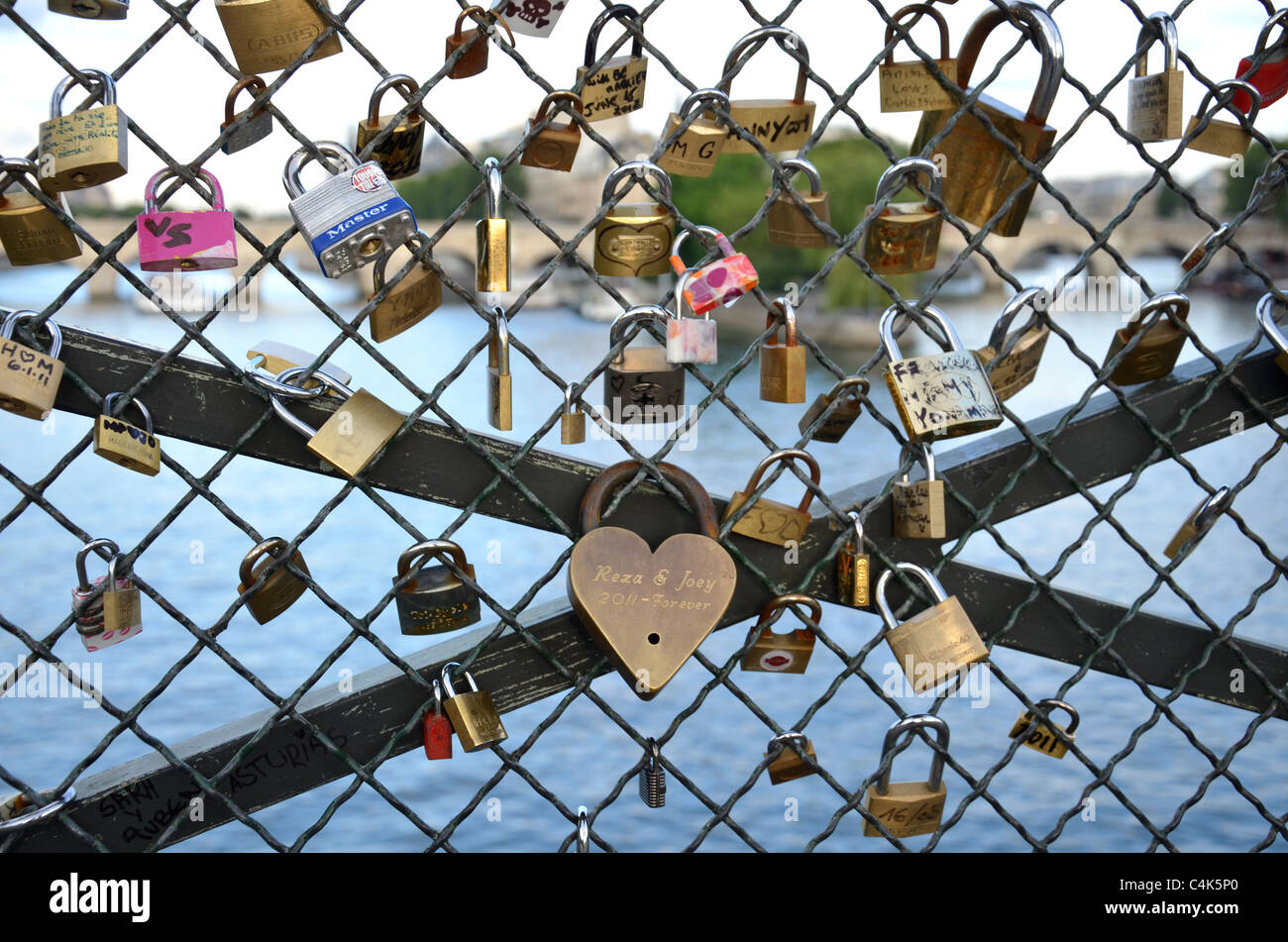 Love Locks attachées à l'Pont des Arts sur la Seine à Paris, France Banque D'Images