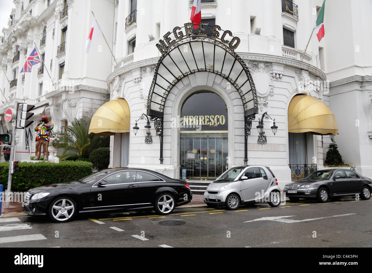 Mercedes Benz et Smart voitures garées devant l'entrée à l'Art Déco de l'Hôtel Negresco sur la Promenade des Anglais Nice France Banque D'Images