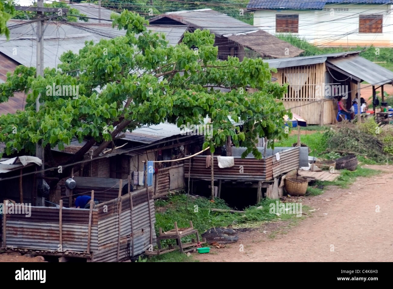 Un quartier pauvre de maisons est vu du dessus en milieu rural au Laos communiste. Banque D'Images