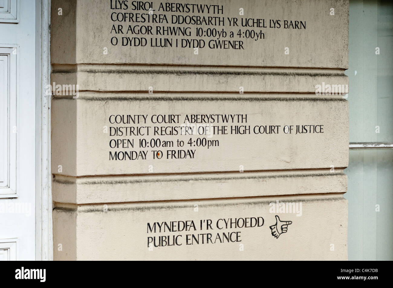La signalisation bilingue gravé dans la pierre mur de la Cour de comté, Aberystwyth. Banque D'Images