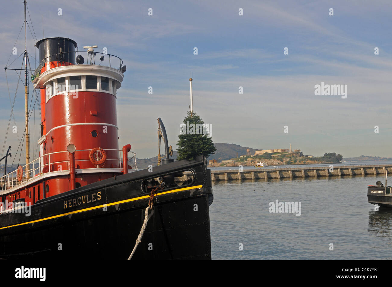 Le Steamer Hercules amarré dans la baie de San Francisco, Alcatraz avec en arrière-plan. Banque D'Images