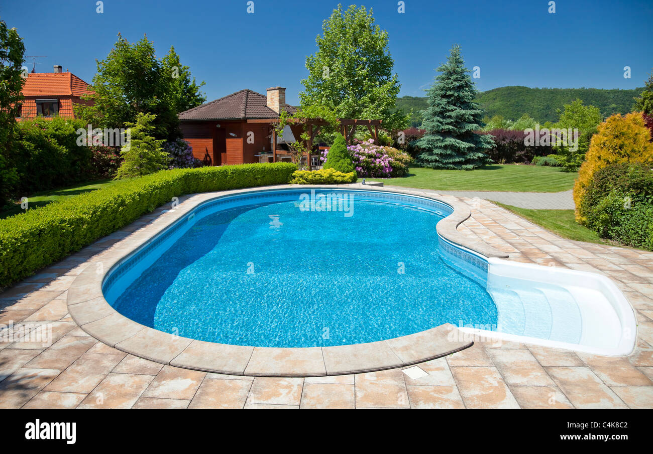 La piscine avec le jardin Banque D'Images