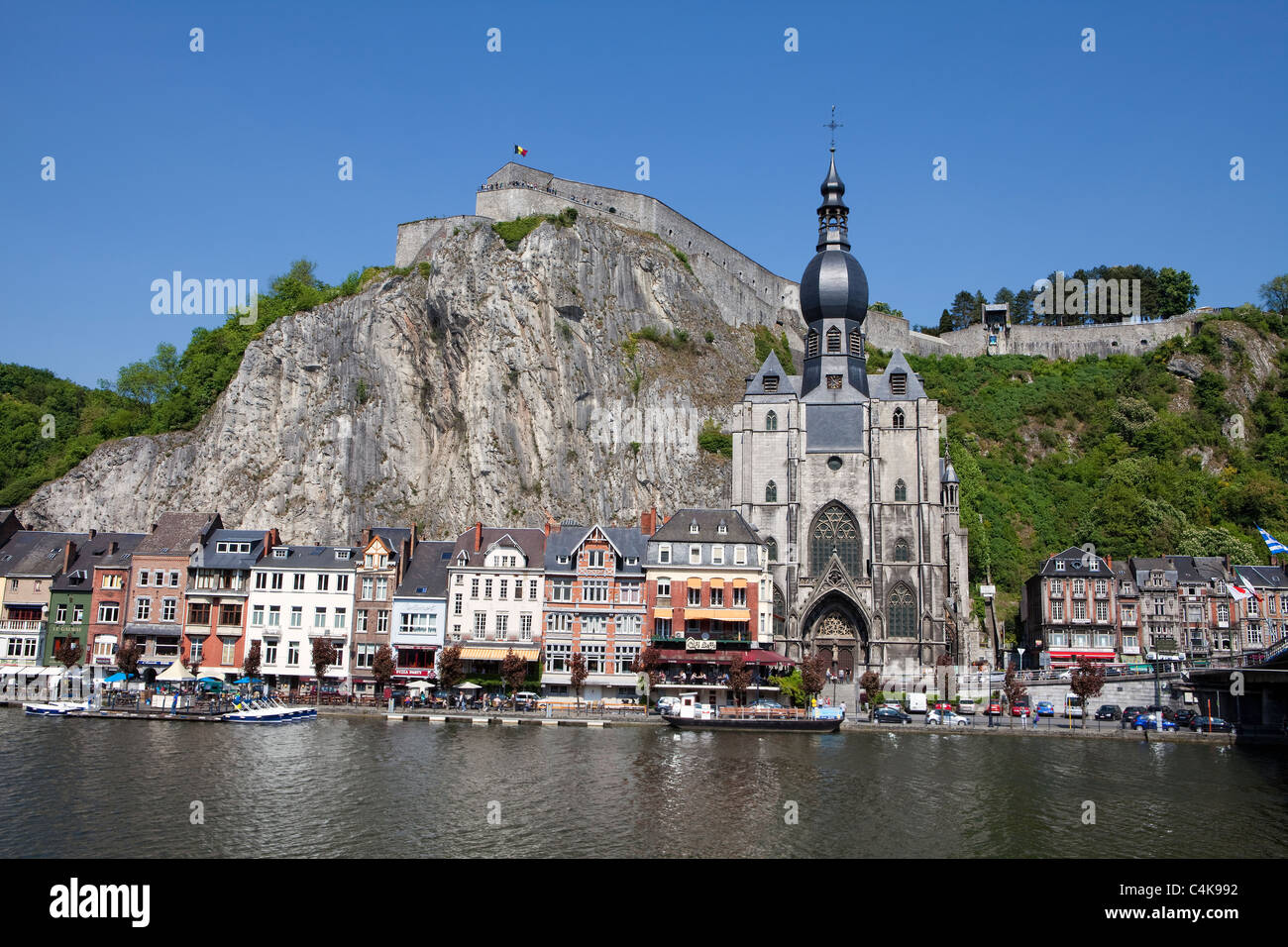 Collégiale Notre-Dame de Dinant, La Citadelle et sur la Meuse, Namur, Wallonie, Belgique Banque D'Images