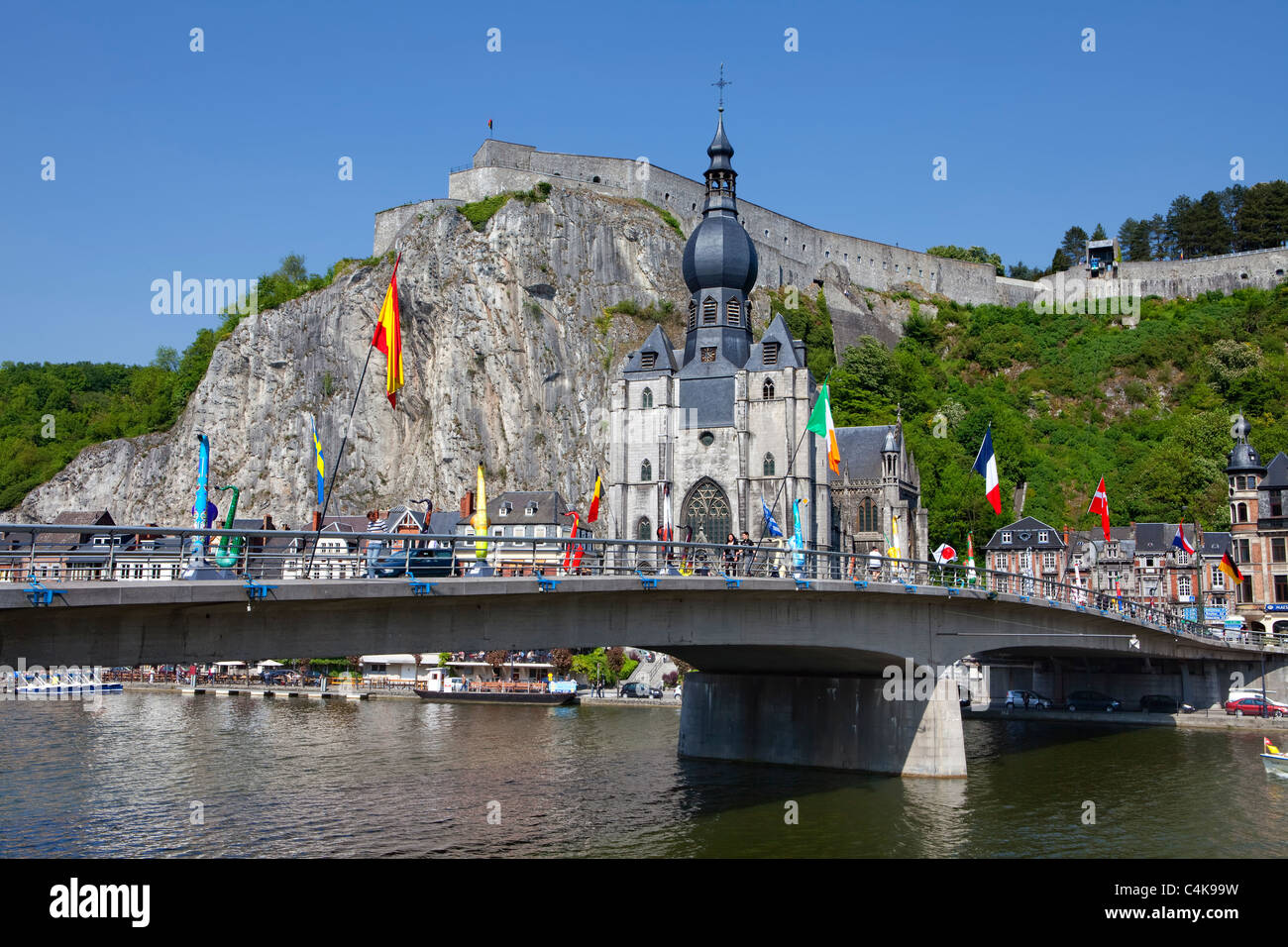Pont du Charles de Gaulle pont sur la Meuse, saxophones colorés comme un mémorial à Adolphe Sax, église de Notre-Dame un Banque D'Images