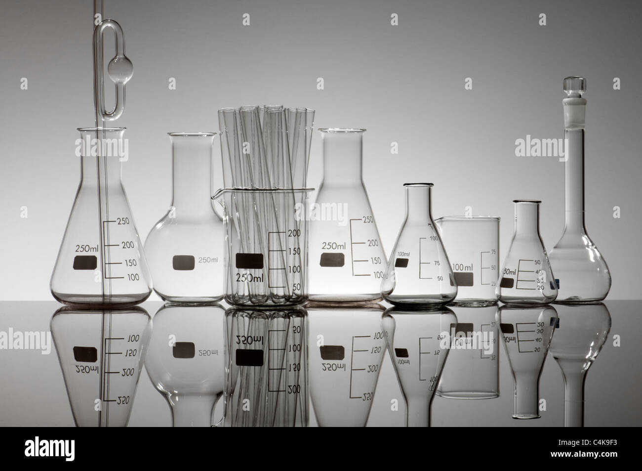 Verre De Matériel De Laboratoire Isolé Sur Fond Blanc Banque D