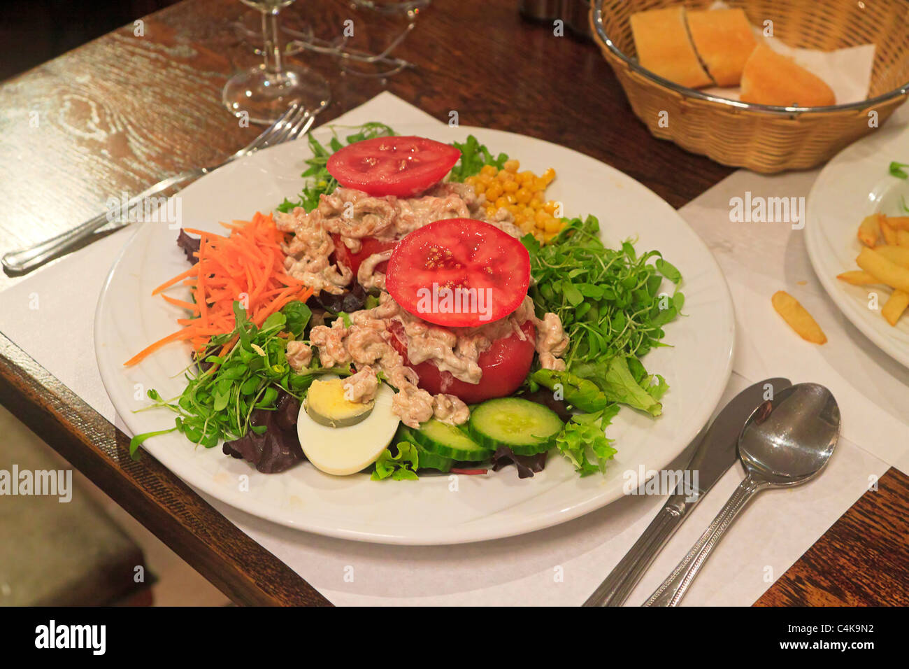 Salade de tomates aux crevettes belge.Restaurants à Bruges créer une délicieuse salade de crevettes grises et mayonnaise faite maison. Banque D'Images