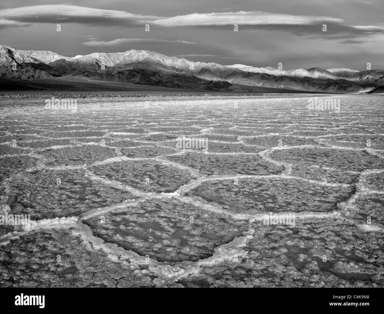 Polygones de sel. Près de Badwater. Death Valley National Park, en Californie. Sky a été ajouté. Banque D'Images