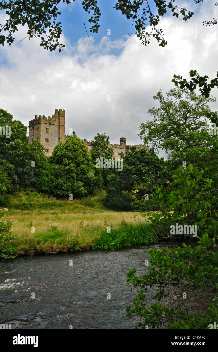 Un portrait de droit de Haddon Hall près de Bakewell situé dans la campagne du Derbyshire Banque D'Images