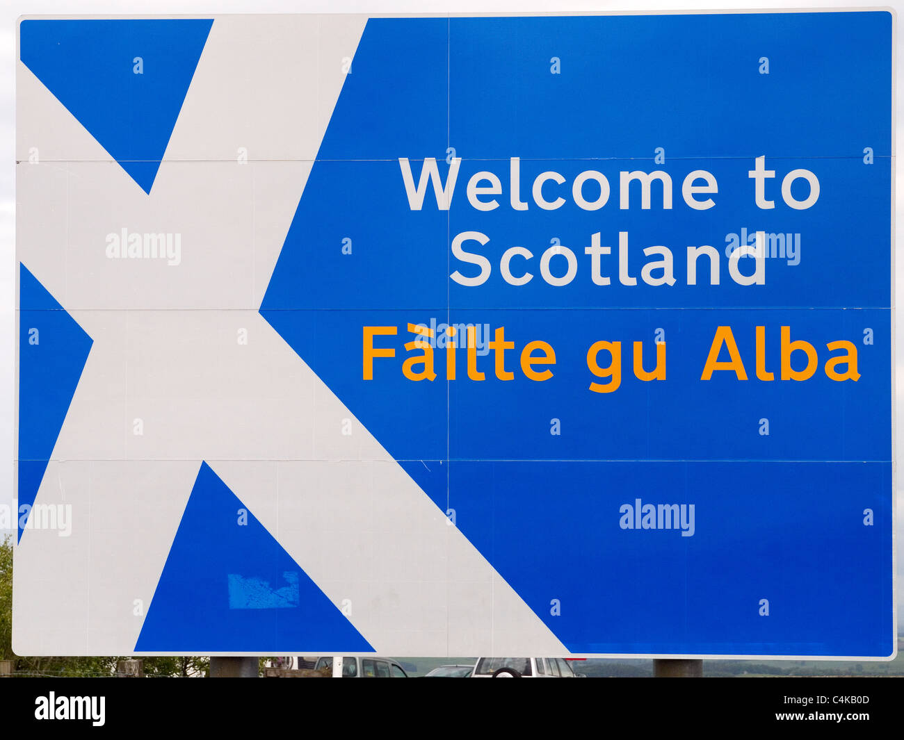 Bienvenue à Scotland road sign en anglais et en gaélique langues à Carter Bar sur la frontière entre l'Angleterre et l'Ecosse Banque D'Images