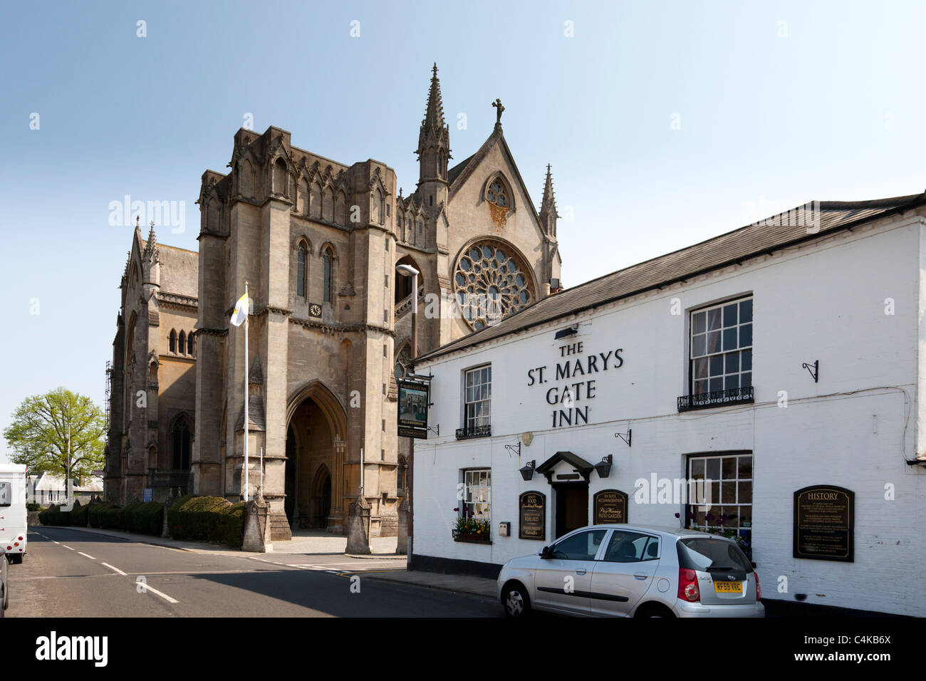 L'extérieur de l'église cathédrale de Notre Dame et St Philip Howard Arundel et St Mary's Gate Inn Banque D'Images